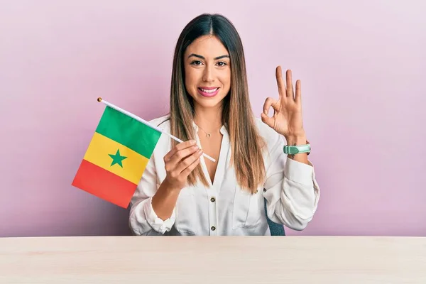 Jonge Spaanse Vrouw Houdt Senegal Vlag Zittend Tafel Doet Teken — Stockfoto