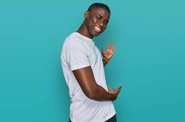 Junger Afrikanisch Amerikanischer Mann Trägt Lässiges Weißes Shirt Das Einlädt — Stockfoto