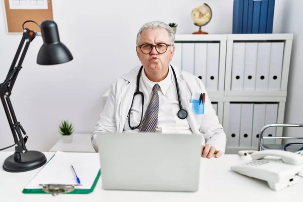 Senior Caucasian Man Wearing Doctor Uniform Stethoscope Clinic Looking Camera — Stock Photo, Image