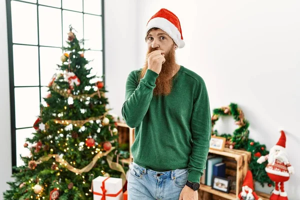 Rudowłosy Mężczyzna Długą Brodą Noszący Świąteczny Kapelusz Przez Boże Narodzenie — Zdjęcie stockowe