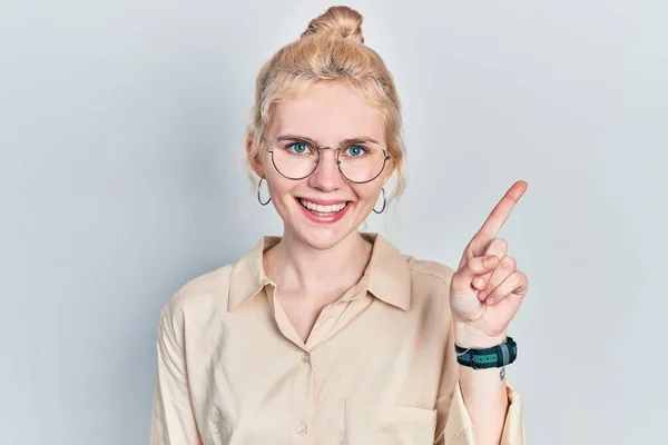 Vacker Kaukasiska Kvinna Med Blont Hår Bär Casual Look Och — Stockfoto