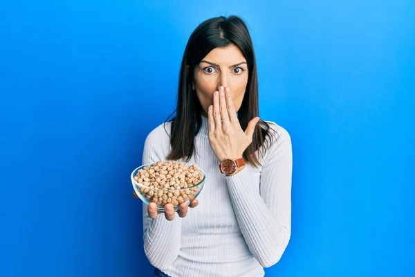 Ung Latinamerikansk Kvinna Håller Kikärter Skål Täcker Munnen Med Handen — Stockfoto