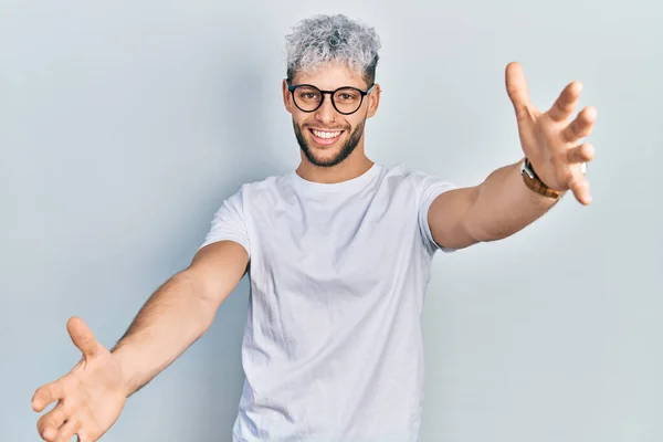 Modern Boyalı Saçlı Beyaz Tişörtlü Gözlüklü Genç Spanyol Adam Kameraya — Stok fotoğraf