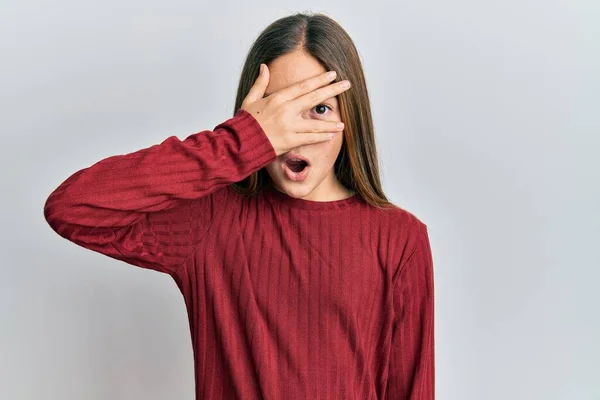 Vacker Brunett Liten Flicka Bär Casual Tröja Kikar Chock Täcker — Stockfoto