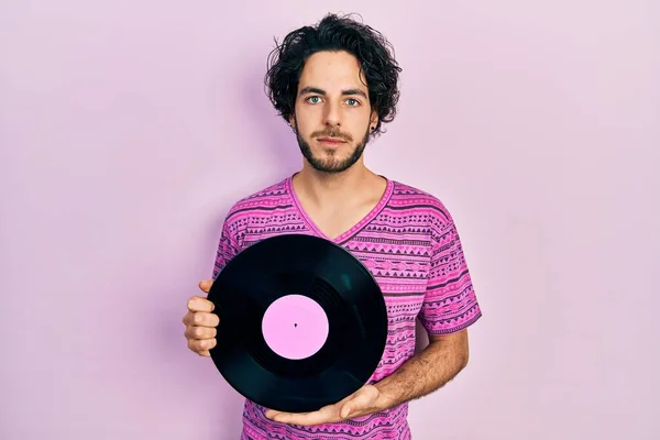 Bell Uomo Ispanico Che Tiene Disco Vinile Rilassato Con Una — Foto Stock