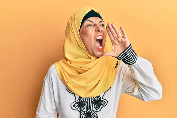 Mulher Hispânica Meia Idade Vestindo Tradicional Lenço Islâmico Hijab Gritando — Fotografia de Stock