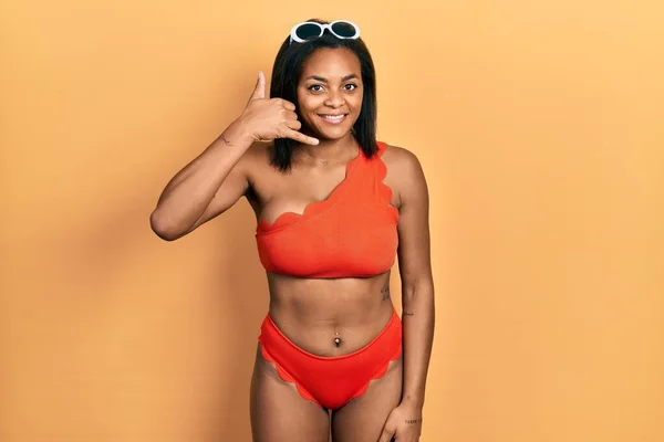 Genç Afro Amerikalı Kız Bikinili Gülümsüyor Telefonla Parmaklarıyla Jest Yapıyor — Stok fotoğraf