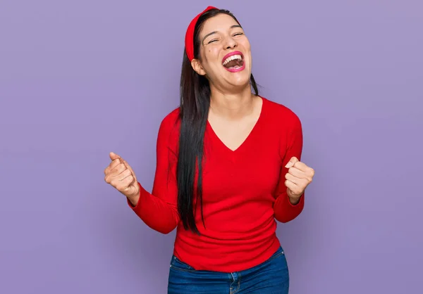 Ung Latinamerikansk Kvinna Bär Avslappnade Kläder Mycket Glad Och Upphetsad — Stockfoto