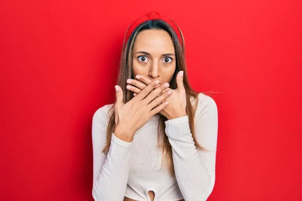 Schöne Hispanische Frau Trägt Rotes Diadem Schockiert Mund Mit Händen — Stockfoto