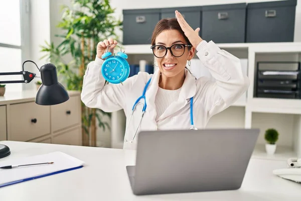 Jovem Morena Médica Mulher Segurando Despertador Estressado Frustrado Com Mão — Fotografia de Stock