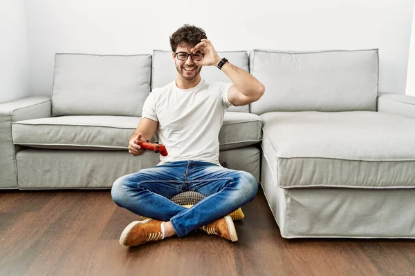 Homem Hispânico Jogando Vídeo Game Segurando Controlador Pelo Sofá Sorrindo — Fotografia de Stock