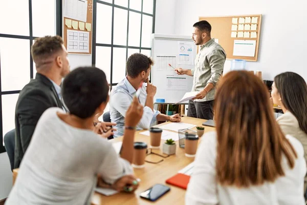 Gruppe Von Geschäftsleuten Hört Chef Konferenz Während Besprechung Büro — Stockfoto