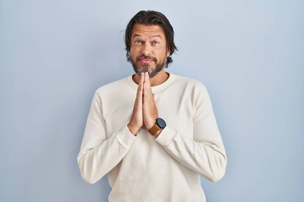 Schöner Mann Mittleren Alters Trägt Lässigen Pullover Über Blauem Hintergrund — Stockfoto