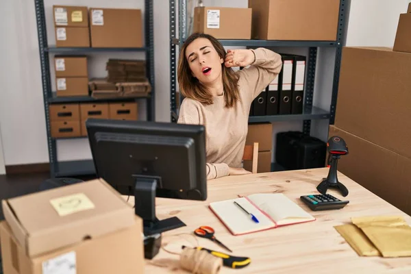 Jonge Vrouw Commerce Zakelijke Werknemer Lijdt Aan Hoofdpijn Kantoor — Stockfoto