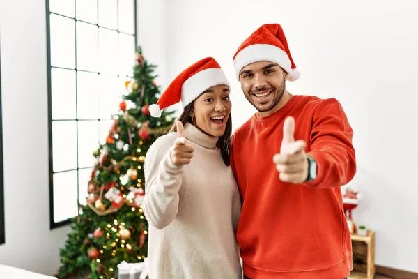 Noel Ağacının Yanında Dikilen Genç Spanyol Çift Mutlu Komik Yüzlü — Stok fotoğraf