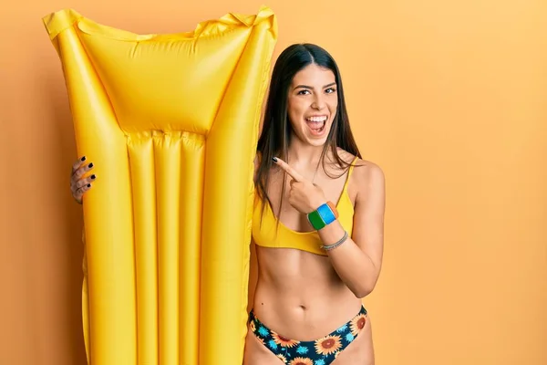 Jovem Hispânica Usando Biquíni Segurando Flutuador Verão Sorrindo Feliz Apontando — Fotografia de Stock