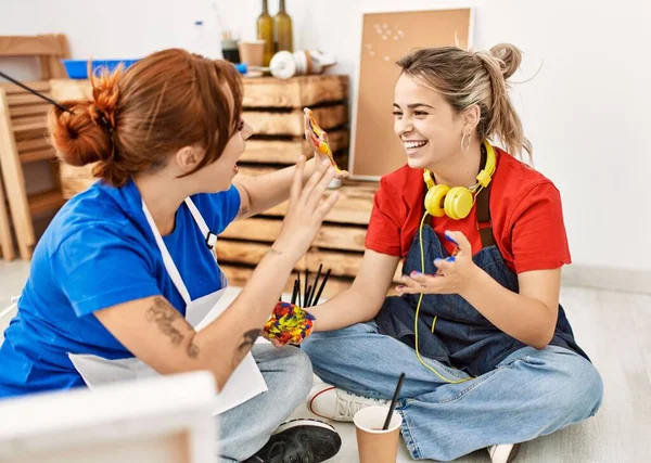 Dos Estudiantes Artistas Sonriendo Felices Pintando Manos Escuela Arte — Foto de Stock