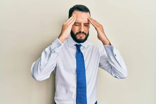 Joven Con Barba Usando Corbata Negocios Con Mano Cabeza Para —  Fotos de Stock