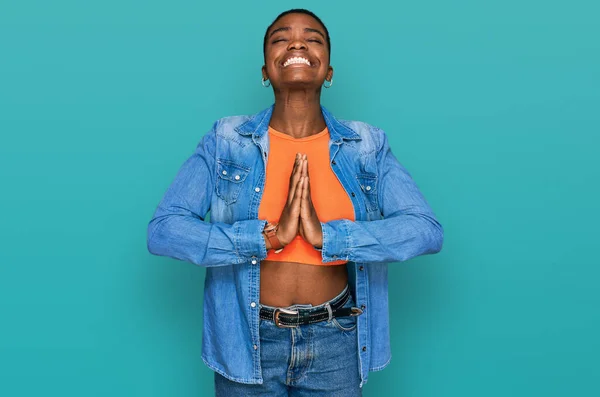 Jovem Afro Americana Vestindo Roupas Casuais Implorando Orando Com Mãos — Fotografia de Stock