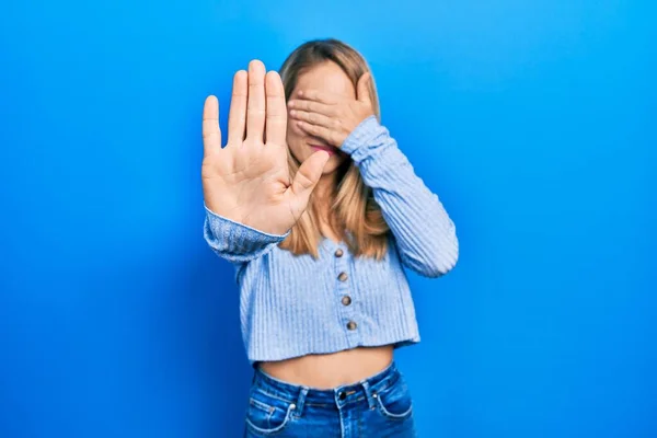 Ung Kaukasiska Kvinna Bär Casual Kläder Täcker Ögon Med Händer — Stockfoto