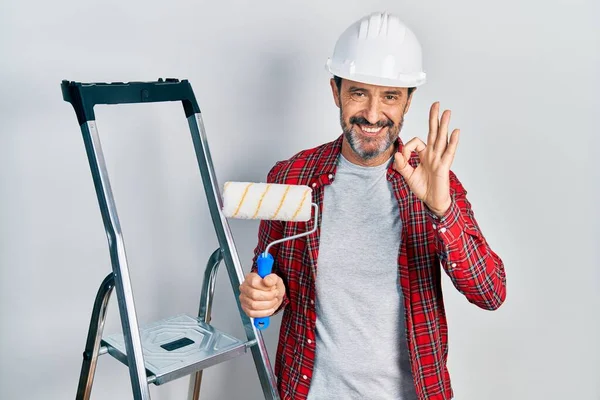 Homem Pintor Hispânico Meia Idade Segurando Rolo Usando Escada Fazendo — Fotografia de Stock