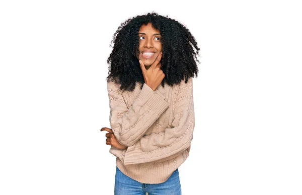 Молодая Африканская Американка Одетая Повседневную Одежду Уверенно Смотрит Камеру Улыбаясь — стоковое фото