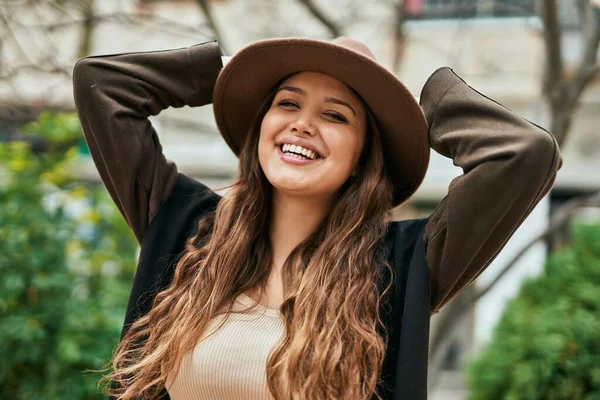 Genç Spanyol Turist Kadın Gülümseyerek Şehirde Şapkasını Tutarken Mutlu — Stok fotoğraf