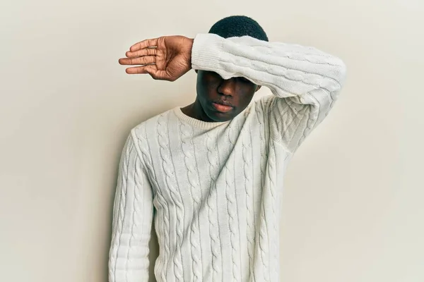 Mladý Afroameričan Neformálním Oblečení Zakrývajícím Oči Rukou Vypadal Vážně Smutně — Stock fotografie