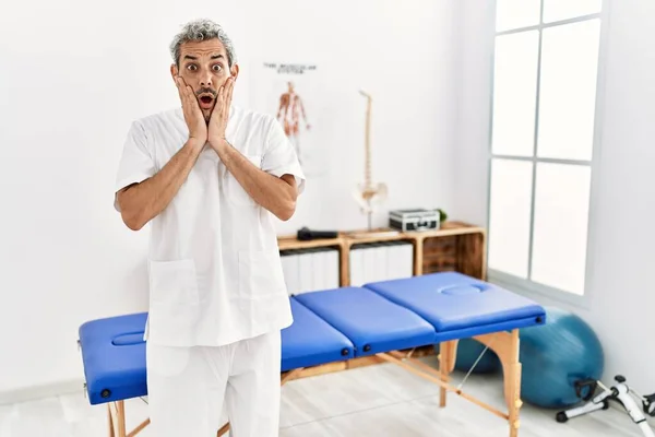 Medelålders Latinamerikansk Terapeut Man Som Arbetar Smärta Återhämtning Klinik Rädd — Stockfoto