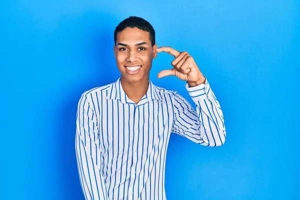 Jovem Afro Americano Vestindo Roupas Casuais Sorrindo Gestos Confiantes Com — Fotografia de Stock