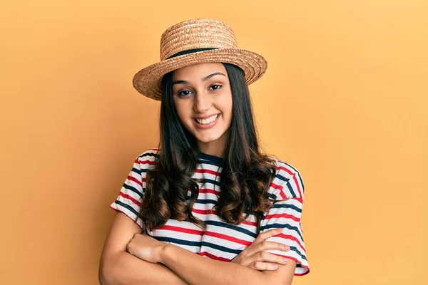 Mujer Hispana Joven Con Sombrero Verano Cara Feliz Sonriendo Con — Foto de Stock