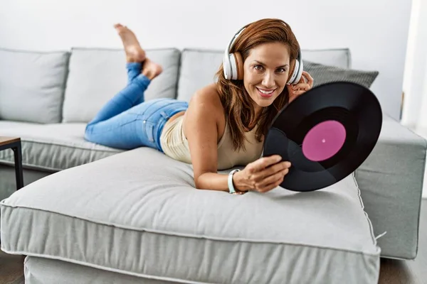 Mladá Latinská Žena Poslouchá Hudbu Která Drží Doma Vinylový Disk — Stock fotografie