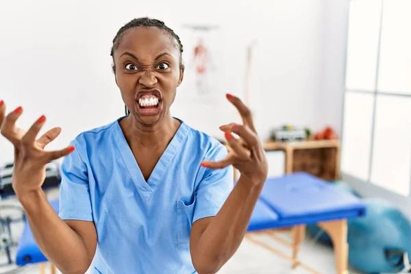 Femme Noire Avec Des Tresses Travaillant Clinique Récupération Douleur Criant — Photo