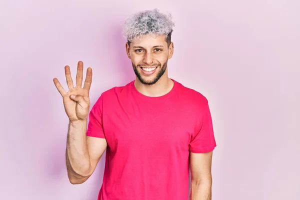 Jonge Spaanse Man Met Modern Geverfd Haar Draagt Casual Roze — Stockfoto