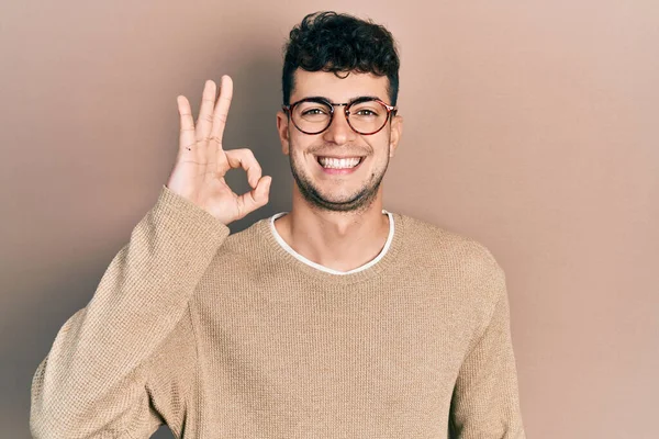 Mladý Hispánec Neformálních Šatech Brýlích Pozitivním Úsměvem Dělá Dobře Znamení — Stock fotografie