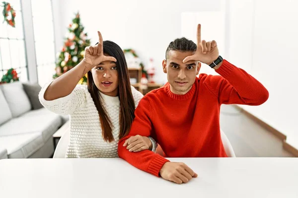 Jong Latijn Paar Zitten Tafel Door Kerstboom Maken Plezier Van — Stockfoto