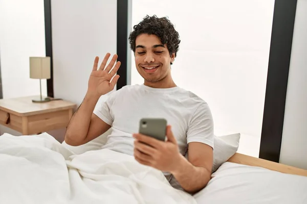 Junger Hispanischer Mann Telefoniert Smartphone Auf Dem Bett Schlafzimmer — Stockfoto