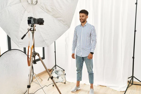 Arabische Jongeman Die Zich Voordeed Als Model Fotostudio Met Een — Stockfoto