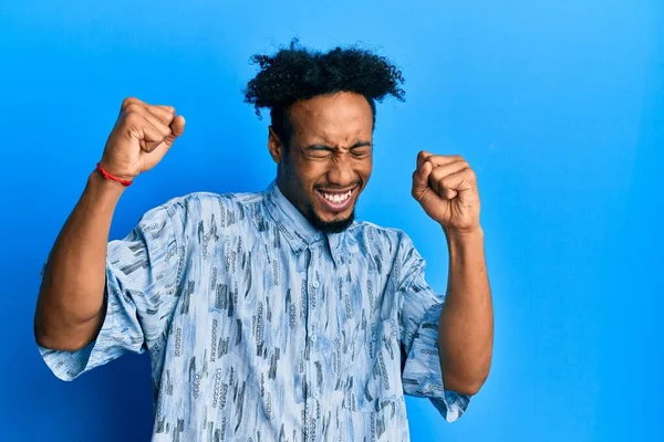 Sakallı Mutlu Heyecanlı Genç Afro Amerikalı Adam Kolları Havada Gülümseyen — Stok fotoğraf