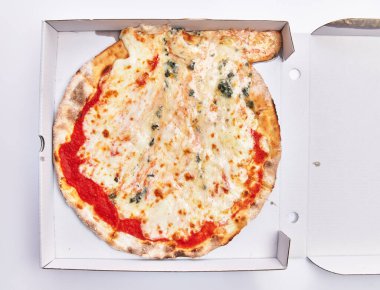  Dört peynirli İtalyan pizzası servis kutusunda, beyaz arka planda izole edilmiş.