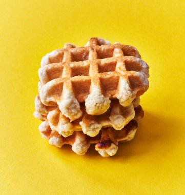  Sarı arka planda bir sürü lezzetli waffle.