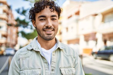 Yakışıklı, sakallı, güneşli bir günde mutlu bir şekilde gülümseyen bir İspanyol.