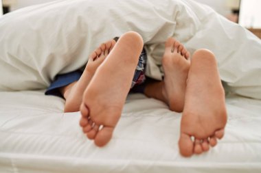 Evdeki yatakta çarşafın birkaç metre altında..