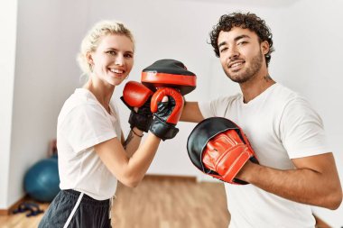 Spor merkezinde boks eğitimi alan genç bir çift..