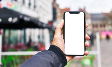  Sokakta akıllı telefon tutan adamın eli