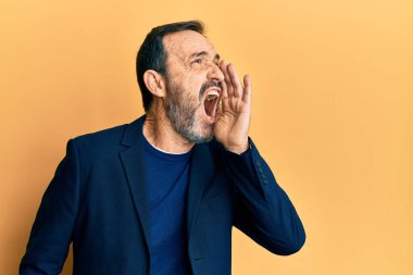 Orta yaşlı İspanyol bir adam iş kıyafetleri içinde el ele tutuşup bağırıyor ve bağırıyordu. iletişim konsepti. 