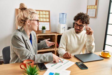 Ofiste çalışırken gülümseyen iki İspanyol iş adamı..