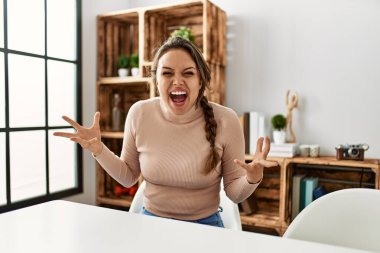 Gündelik giysiler giymiş genç İspanyol kız mutlu bir gülümseme ve ellerini kaldırarak zaferi kutluyor. 