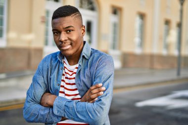 Genç Afro-Amerikan adam, mutlu bir şekilde gülümsüyor..