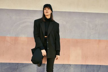 Şehre poz veren rahat yüzlü genç İspanyol kadın..